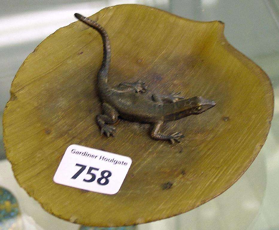 Appraisal: Miniature bronze study of a lizard on horn shaped like