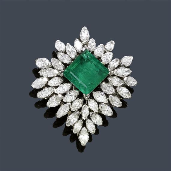 Appraisal: AN EMERALD AND DIAMOND CLIP-BROOCH circa White gold Elegant attractive