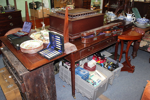 Appraisal: A MAHOGANY DRAW LEAF DINING TABLE in the manor of