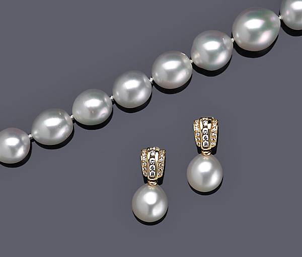 Appraisal: A set of South Sea cultured pearl and diamond jewelry