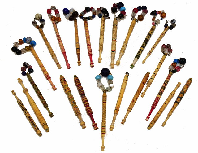 Appraisal: A COLLECTION OF TH CENTURY TURNED BONE LACE BOBBINS with