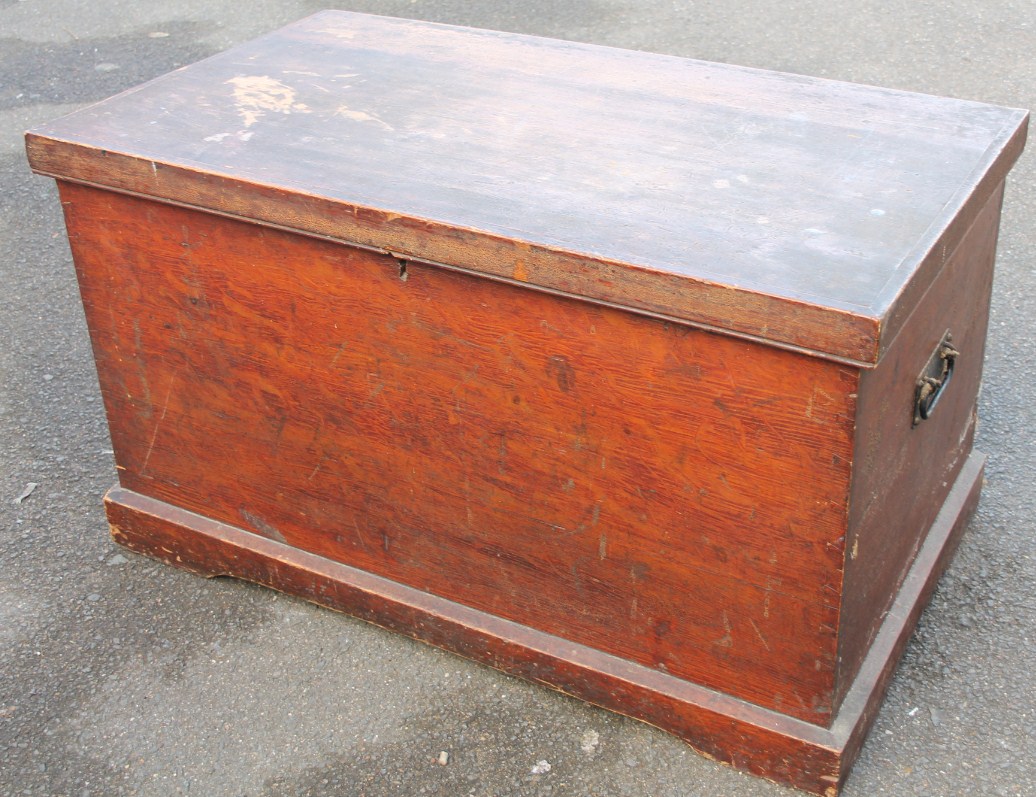 Appraisal: A stripped and lightly polished pine tool chest of rectangular