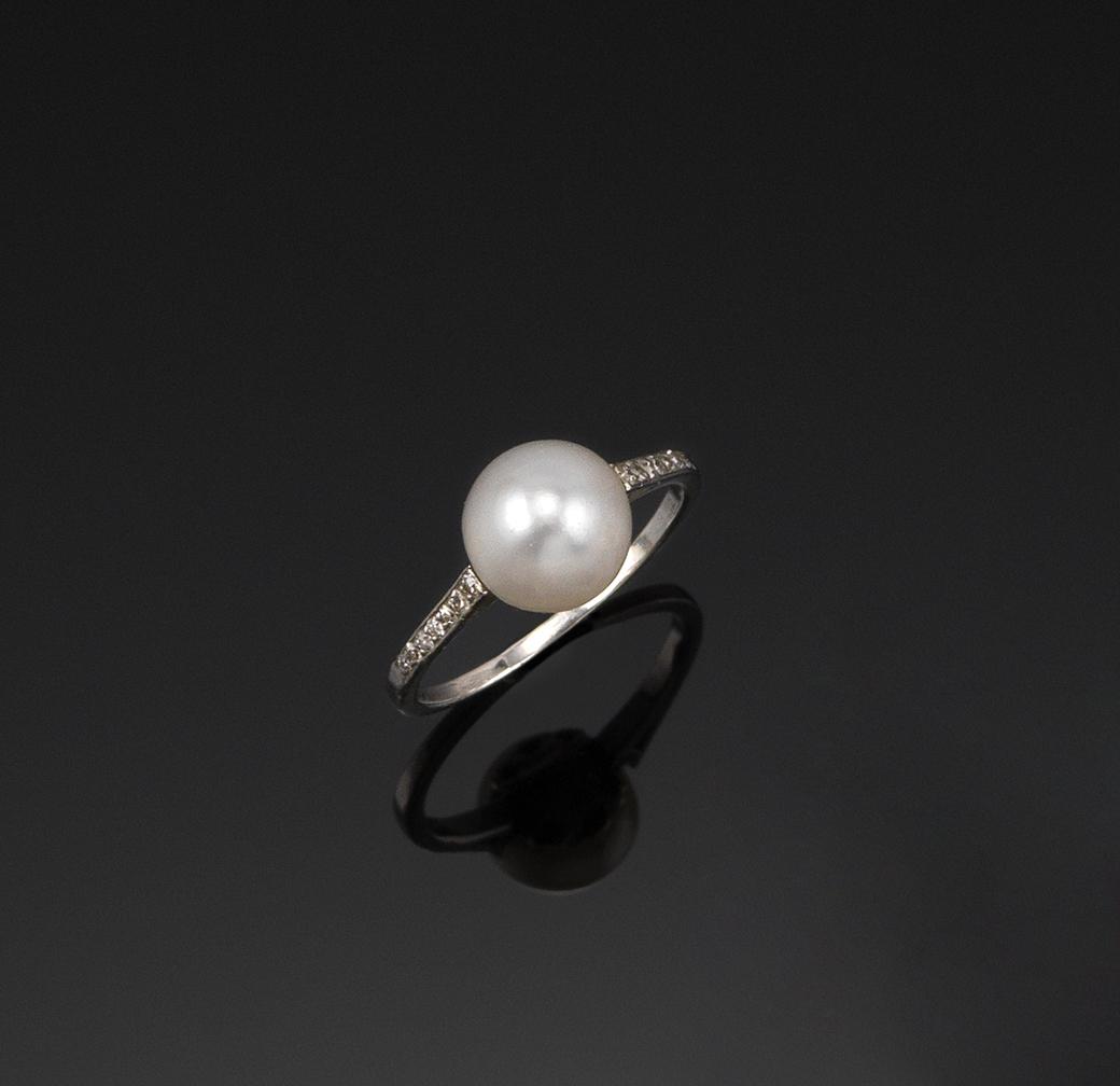 Appraisal: A pearl set platinum ring