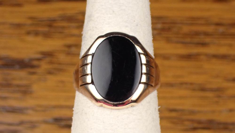 Appraisal: MAN'S BLACK ONYX AND YELLOW GOLD RING The k gold