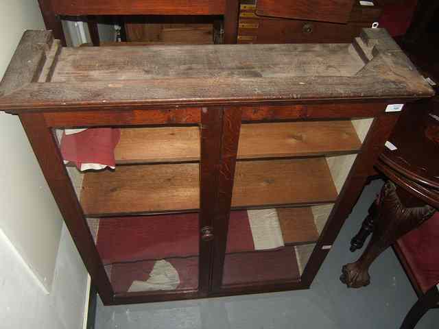 Appraisal: AN ANTIQUE OAK WALL MOUNTED DISPLAY CABINET the interior fittedshelves