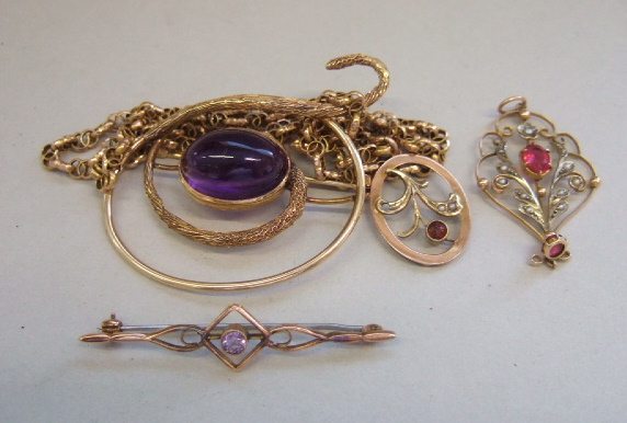 Appraisal: A gold mounted cabochon amethyst set oval brooch detailed K