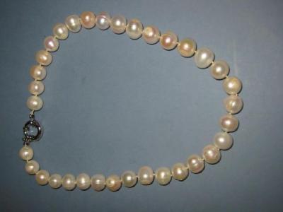 Appraisal: A FRESH WATER PEARL NECKLACE the large beads with white