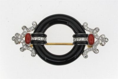 Appraisal: An Art Deco style brooch The circle of black onyx