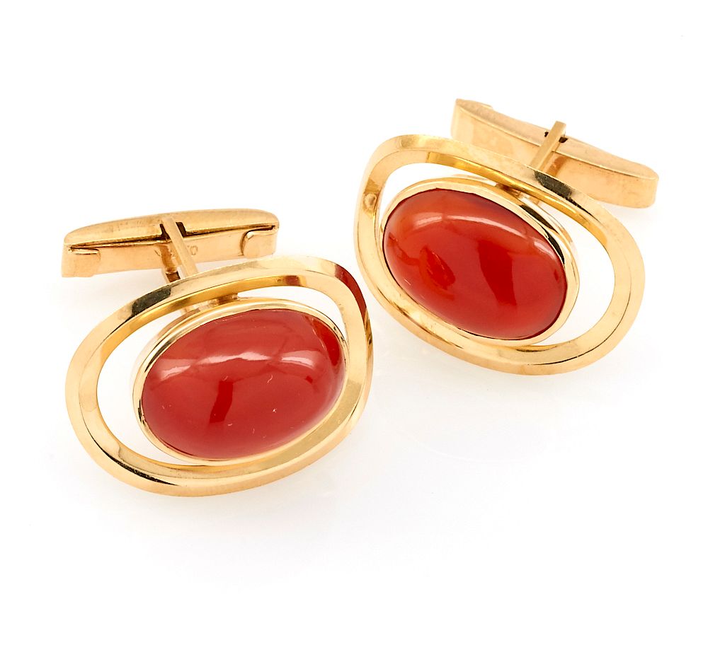 Appraisal: k Yellow gold carnelian cufflinks k Yellow gold and carnelian