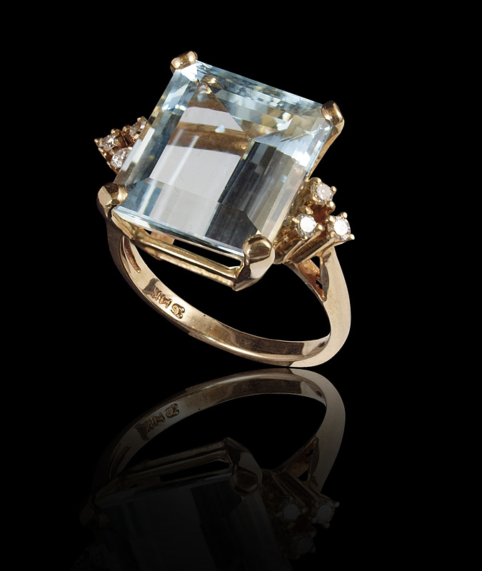 Appraisal: Ct AQUAMARINE AND DIAMOND RING At the center of this