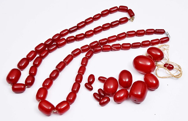 Appraisal: A GRADUATED AMBER BEAD NECKLACE grams