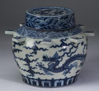 Appraisal: Chinese Ming style blue white covered jar h Chinese Ming