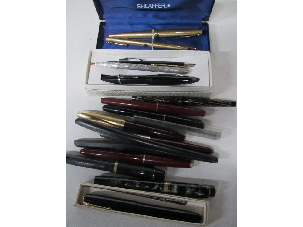 Appraisal: Box of assorted pens