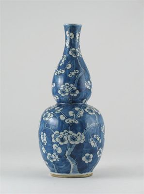 Appraisal: A Chinese blue and white double gourd vase decorated with