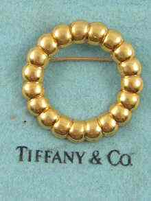 Appraisal: A yellow metal tests ct gold circle brooch signed Tiffany