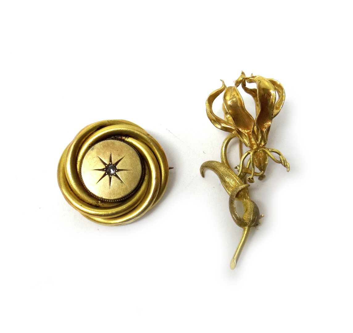 Appraisal: A gold brooch designed as a flower spray detailed weight