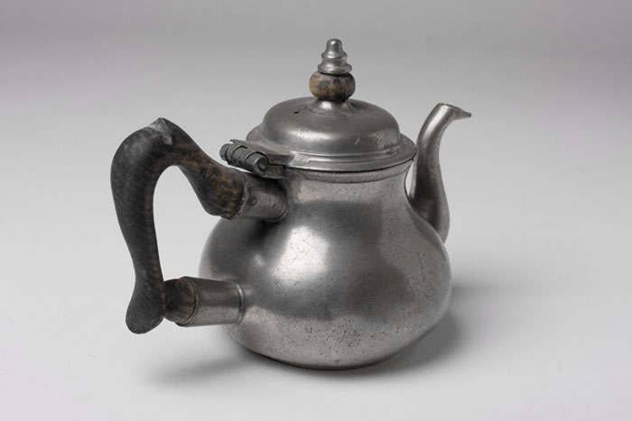 Appraisal: PEWTER TEAPOT POSSIBLY LONDON ENGLAND CIRCA - Maker's mark stamped