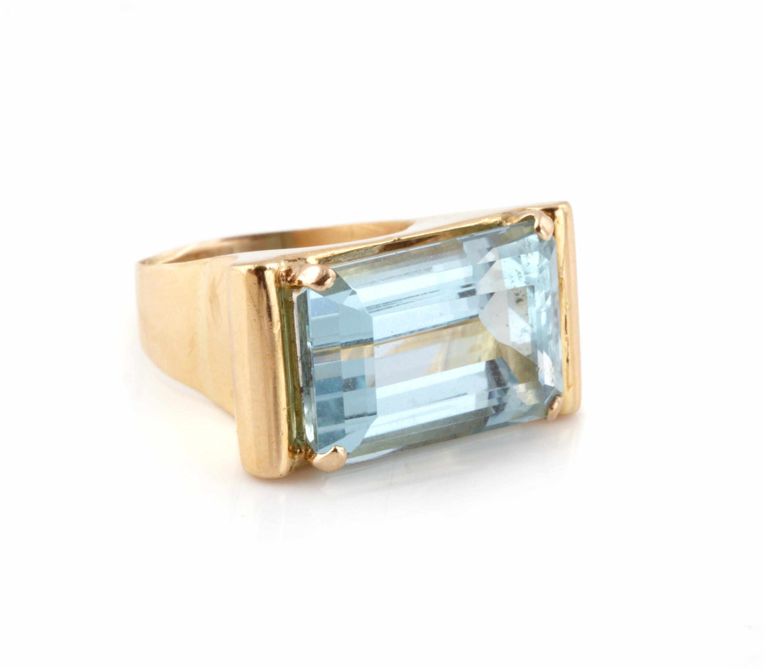 Appraisal: A lady's aquamarine and gold ring size