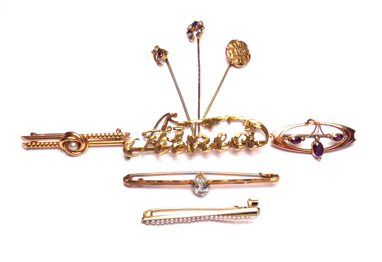 Appraisal: A gold bar brooch mounted with a single seed pearl