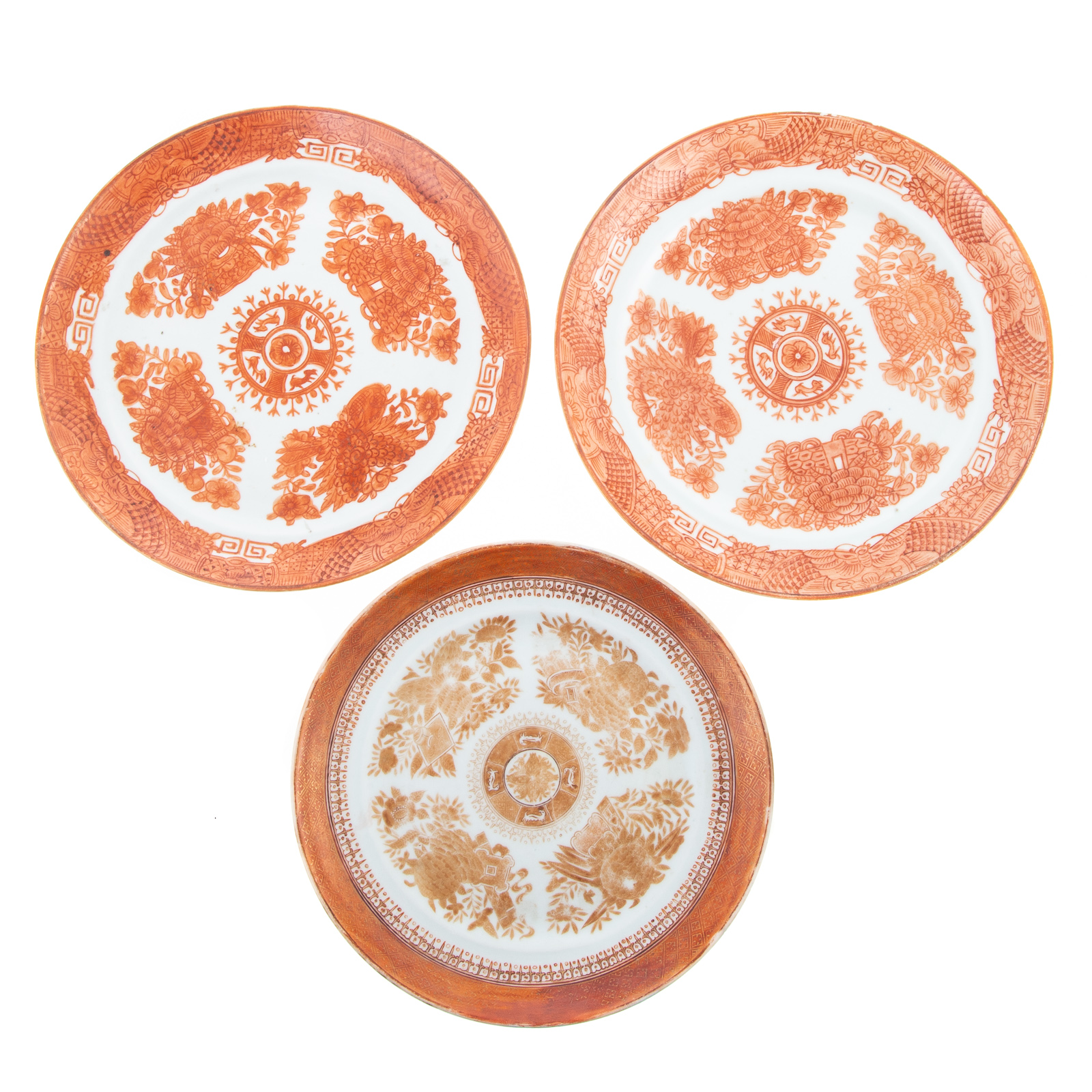 Appraisal: THREE CHINESE EXPORT ORANGE FITZHUGH PLATES Includes a pair of