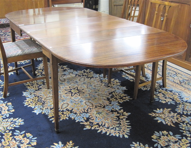 Appraisal: FEDERAL STYLE MAHOGANY DROP-LEAF DINING TABLE WITH SIX LEAVES American