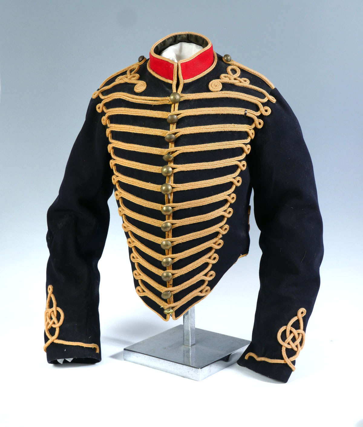 Appraisal: BRITISH ROYAL HORSE ARTILLERY TUNIC The tunic of navy blue