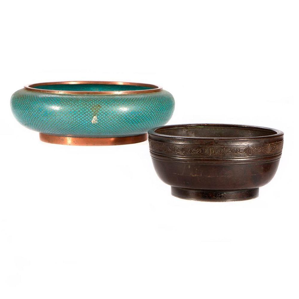 Appraisal: Two Chinese bowls Two th century Chinese bowls one a