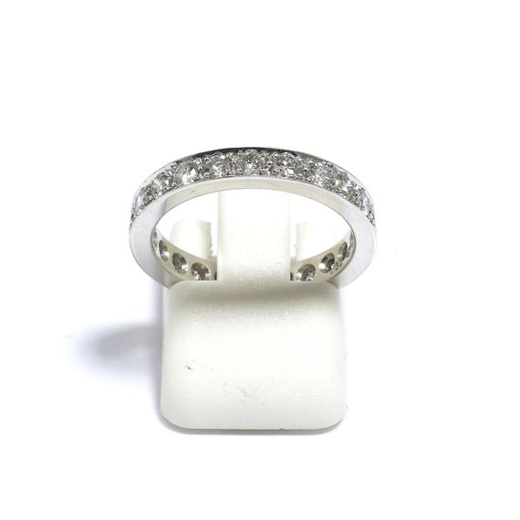 Appraisal: A DIAMOND RING White gold Classic wedding ring set with