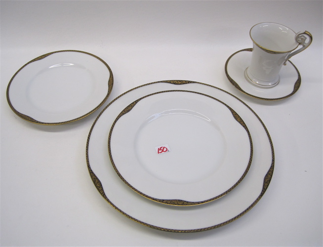 Appraisal: HUTSCHENREUTHER BAVARIAN FINE CHINE SET pieces pattern with laurel and