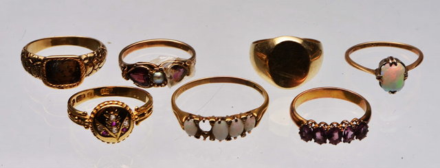 Appraisal: A COLLECTION OF GOLD RINGS TO INCLUDE a ruby and