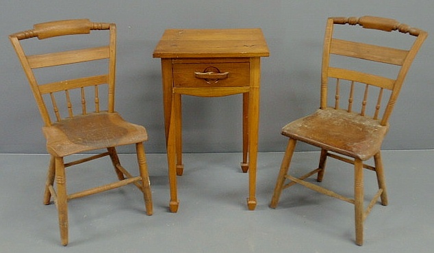 Appraisal: Pair of Pennsylvania plank bottom side chairs h and a