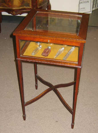 Appraisal: AMERICAN MAHOGANY VITRINE TABLE With hinged glazed top and four