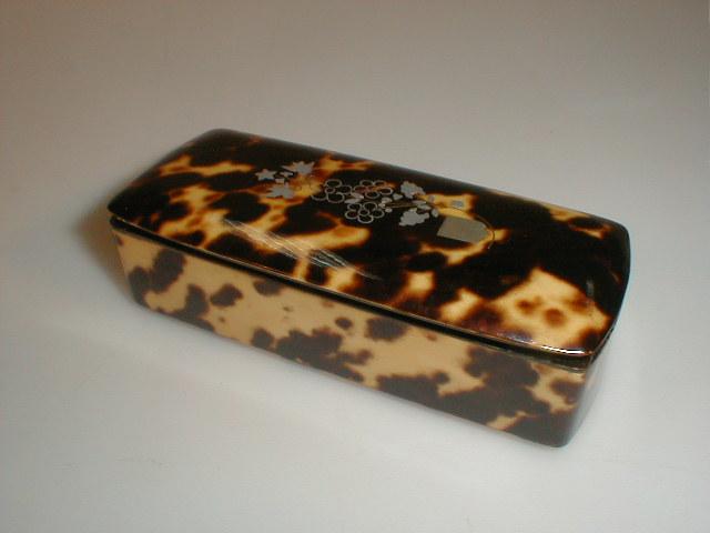 Appraisal: Georgian rectangular horn and tortoiseshell snuff box the hinged lid