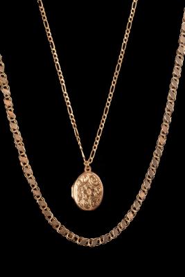 Appraisal: A ct yellow gold necklace hung with a ct gold