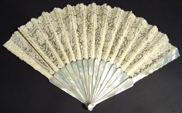 Appraisal: Floral lace fan with mother of pearl guard sticks cm