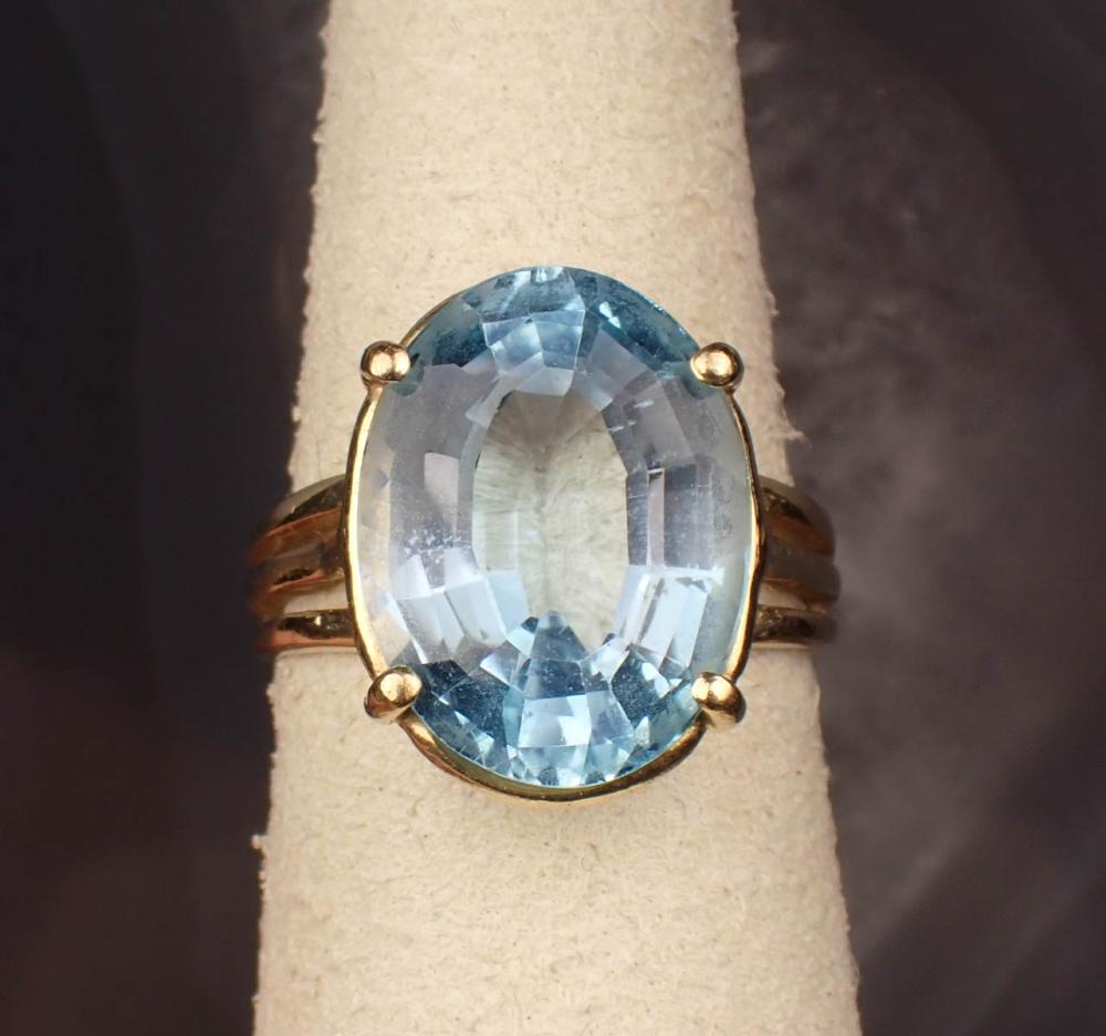 Appraisal: BLUE TOPAZ AND FOURTEEN KARAT GOLD RING The yellow gold