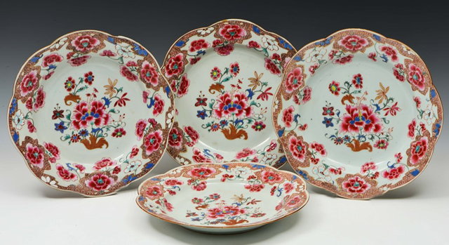 Appraisal: A SET OF FOUR CHINESE FAMILLE ROSE PLATES each with