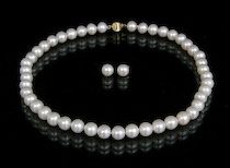 Appraisal: A Very Nice Pearl Jewelry Suite A choker length strand