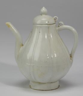 Appraisal: Chinese teapot in a monochrome glaze Chinese porcelain teapot in