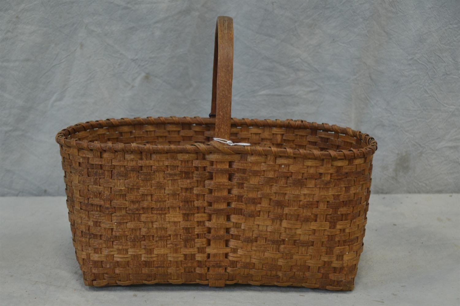 Appraisal: New England kidney shaped gathering basket oak splint - l