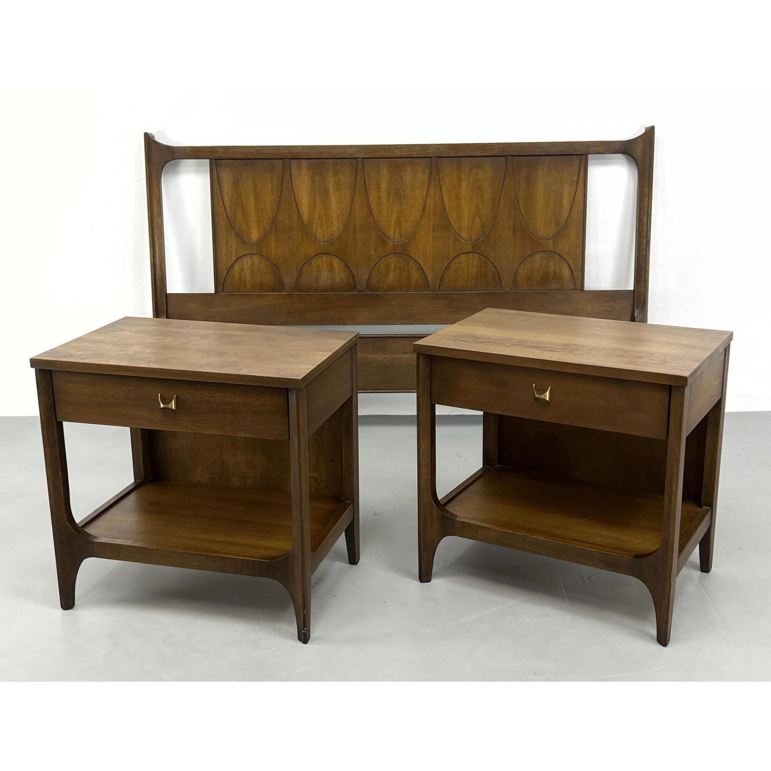 Appraisal: pcs BROYHILL BRASILIA Bedroom Furniture Bed no rails and pair