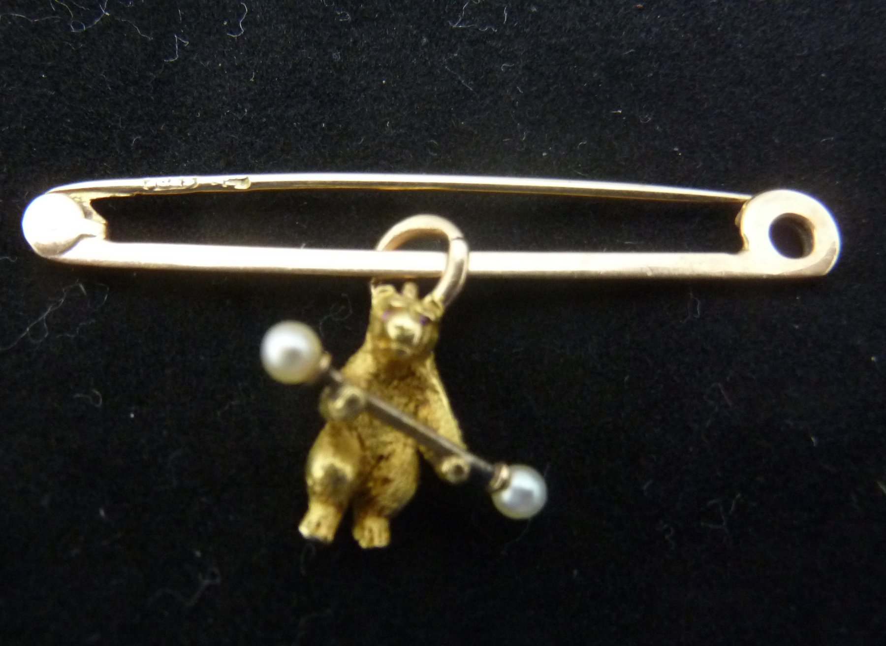 Appraisal: A gold bar brooch hung with a model of a