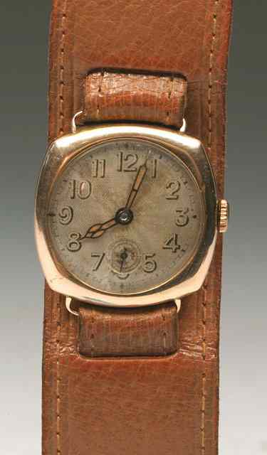 Appraisal: A GENTLEMANS CT GOLD CUSHION SHAPE WRIST WATCH with silvered