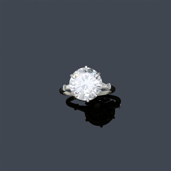 Appraisal: DIAMOND RING ca Platinum ca Classic model the top set