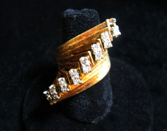 Appraisal: karat yellow gold and diamond spray ring Textured yellow gold