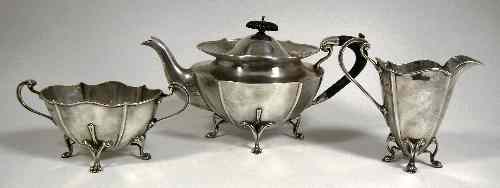 Appraisal: An Edward VII silver three piece tea service with oval