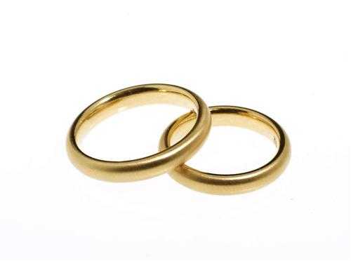 Appraisal: PAIR OF GOLD PARTNER RINGS Pink gold g Elegant band