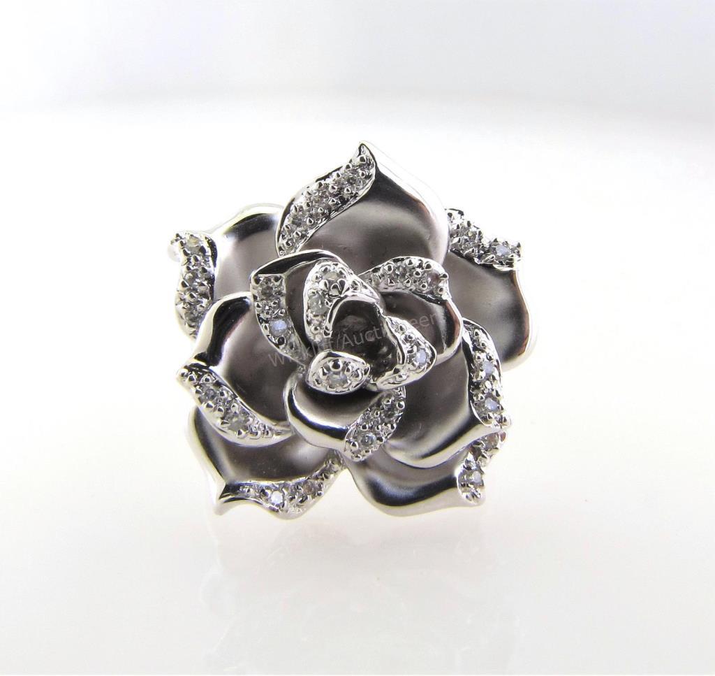 Appraisal: A K white gold fashion ring in flower petal design