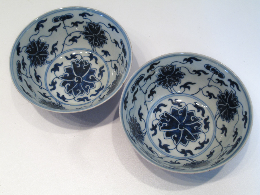 Appraisal: PAIR OF CHINESE PORCELAIN BOWLS having a blue and white