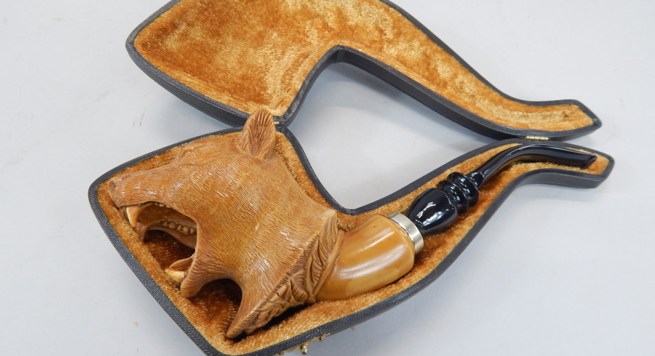 Appraisal: A modern Meerschaum pipe carved in the form of a